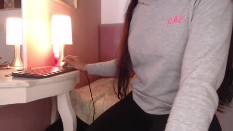 Snapshot of pearl_3 chatting on 12.12.24 Pearl online show from 12.12.24