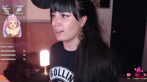 Snapshot of pearl_3 chatting on 12.17.24 Pearl online show from 12.17.24