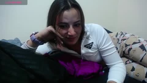 Snapshot of pearl_3 chatting on 01.21.25 Pearl online show from 01.21.25