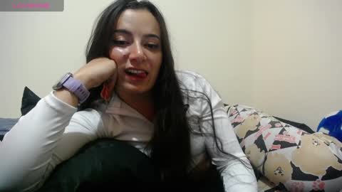 Snapshot of pearl_3 chatting on 01.21.25 Pearl online show from 01.21.25