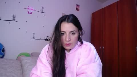 Snapshot of pearl_3 chatting on 09.27.25 Pearl online show from 09.27.25