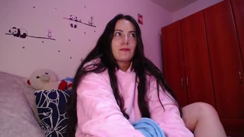 Snapshot of pearl_3 chatting on 09.29.25 Pearl online show from 09.29.25