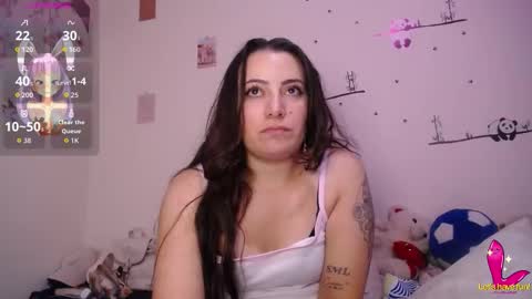 Snapshot of pearl_3 chatting on 11.22.25 Pearl online show from 11.22.25