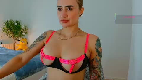 Snapshot of pennyy__ chatting on 06.11.26 Hi Im Penelope better vibrations 1111 online show from 06.11.26