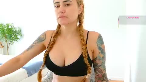 Snapshot of pennyy__ chatting on 07.13.26 Hi Im Penelope better vibrations 1111 online show from 07.13.26