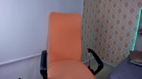 Snapshot of pervert_milf2023 chatting on 12.18.24 Isabella online show from 12.18.24