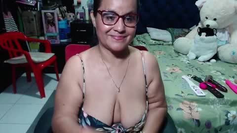 Snapshot of pervert_mommy_x chatting on 03.10.25 SAMY online show from 03.10.25