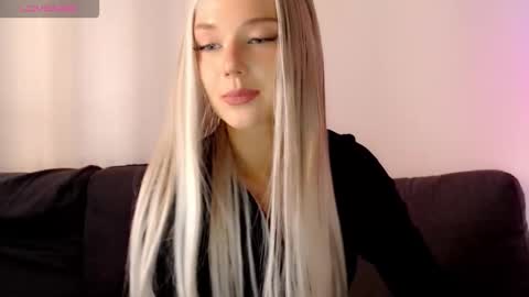 Snapshot of pervyblonde chatting on 11.13.25 Isabella online show from 11.13.25