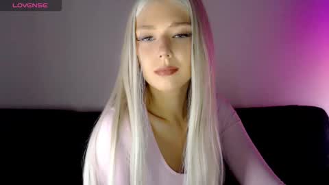 Snapshot of pervyblonde chatting on 11.27.25 Isabella online show from 11.27.25