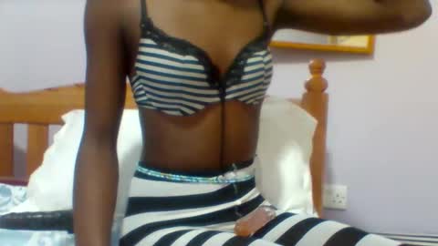 Snapshot of petite_ariana chatting on 05.07.26 ariana online show from 05.07.26