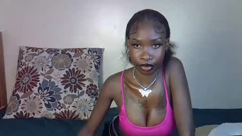 Snapshot of petite_lunar chatting on 10.21.25 Lunar online show from 10.21.25