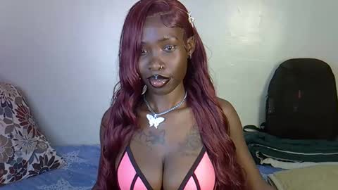 Snapshot of petite_lunar chatting on 11.05.25 Lunar online show from 11.05.25