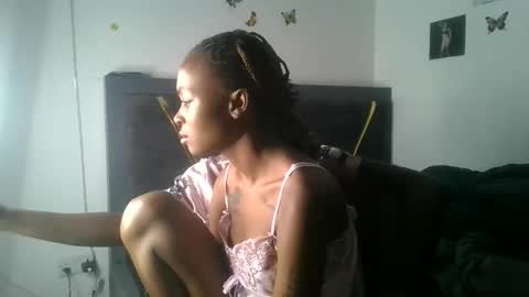 petite_queen69 online show from 06.10.26