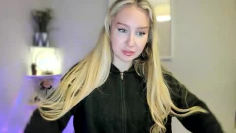 Snapshot of petiteannax chatting on 03.23.26 Ava online show from 03.23.26