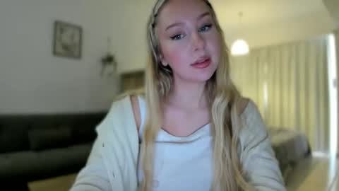 Snapshot of petiteannax chatting on 03.27.26 Ava online show from 03.27.26