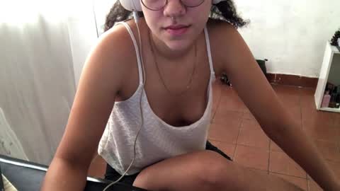 Snapshot of petitecurlybrunette chatting on 04.09.26 Mlian online show from 04.09.26