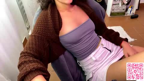 Snapshot of petitecurlybrunette chatting on 05.26.26 Mlian online show from 05.26.26