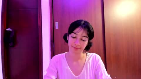 Snapshot of petitee_lunna chatting on 12.18.24 Lunna online show from 12.18.24