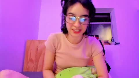 Snapshot of petitee_lunna chatting on 12.21.24 Lunna online show from 12.21.24