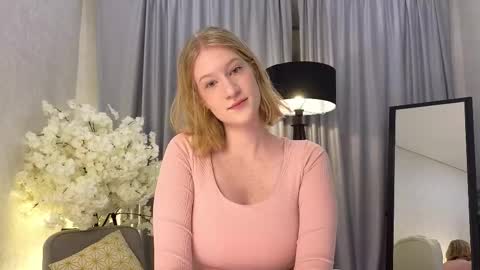 Snapshot of petitelz chatting on 11.12.25 Elza online show from 11.12.25