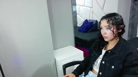 Snapshot of pettymoon chatting on 10.19.25 Moon online show from 10.19.25