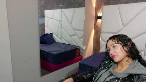 Snapshot of pettymoon chatting on 10.25.25 Moon online show from 10.25.25