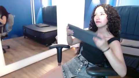 Snapshot of pettymoon chatting on 10.27.25 Moon online show from 10.27.25