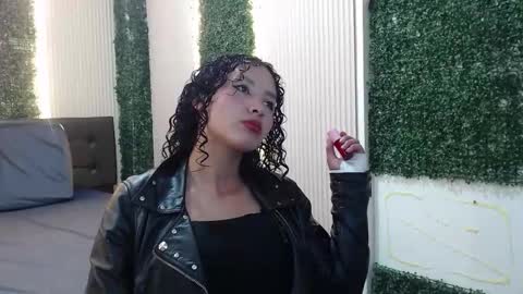 Snapshot of pettymoon chatting on 11.04.25 Moon online show from 11.04.25