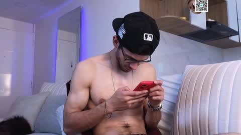 Snapshot of phantom_bigger1 chatting on 01.31.25 phantom_bigger1 online show from 01.31.25