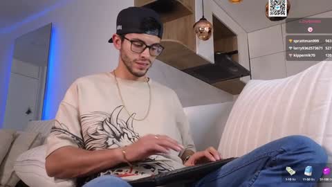 Snapshot of phantom_bigger1 chatting on 02.04.25 phantom_bigger1 online show from 02.04.25