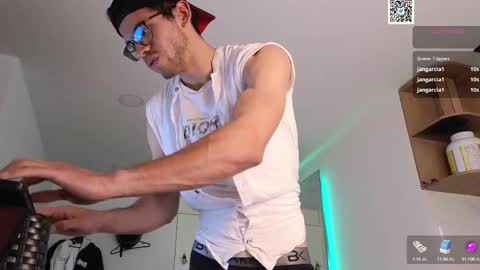 Snapshot of phantom_bigger1 chatting on 02.19.25 phantom_bigger1 online show from 02.19.25