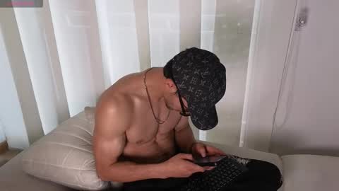 Snapshot of phantom_bigger1 chatting on 09.15.25 phantom_bigger1 online show from 09.15.25