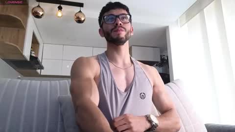 Snapshot of phantom_bigger1 chatting on 12.04.25 phantom_bigger1 online show from 12.04.25