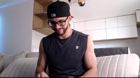 Snapshot of phantom_bigger1 chatting on 12.20.25 phantom_bigger1 online show from 12.20.25