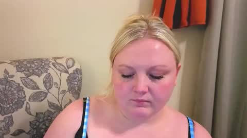 Snapshot of phatassblond chatting on 04.29.26 PhatAssBlond online show from 04.29.26
