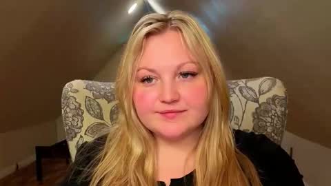 Snapshot of phatassblond chatting on 05.12.26 PhatAssBlond online show from 05.12.26