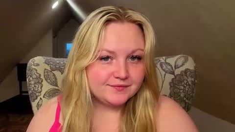 Snapshot of phatassblond chatting on 05.18.26 PhatAssBlond online show from 05.18.26