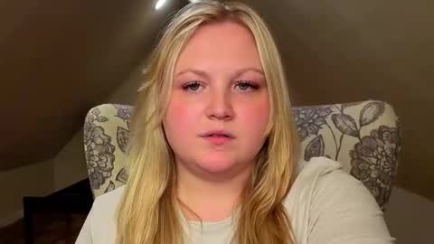 Snapshot of phatassblond chatting on 05.20.26 PhatAssBlond online show from 05.20.26