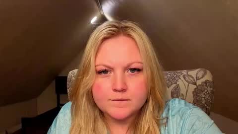 Snapshot of phatassblond chatting on 05.22.26 PhatAssBlond online show from 05.22.26