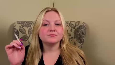 Snapshot of phatassblond chatting on 05.28.26 PhatAssBlond online show from 05.28.26