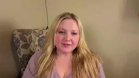 Snapshot of phatassblond chatting on 05.29.26 PhatAssBlond online show from 05.29.26