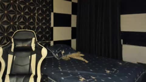 Snapshot of philhotbody chatting on 02.14.25 AJ online show from 02.14.25