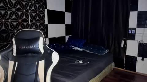 Snapshot of philhotbody chatting on 11.19.25 AJ online show from 11.19.25