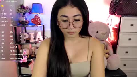 Snapshot of pia_worthsback chatting on 01.27.25 Pia online show from 01.27.25