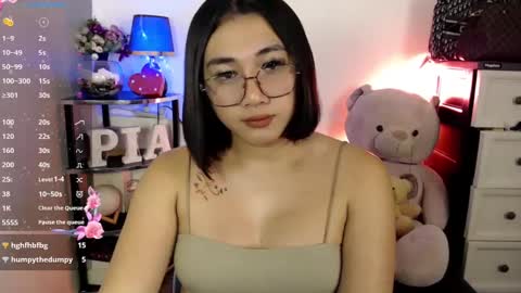 Snapshot of pia_worthsback chatting on 02.07.25 Pia online show from 02.07.25