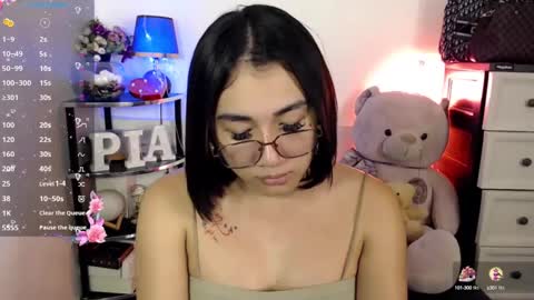 Snapshot of pia_worthsback chatting on 02.07.25 Pia online show from 02.07.25