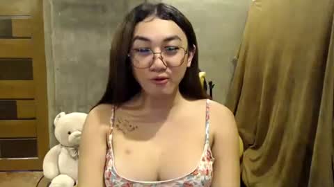 Snapshot of pia_worthsback chatting on 11.22.25 Pia online show from 11.22.25