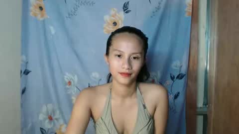 Snapshot of pinay_maex chatting on 12.17.25 mae online show from 12.17.25