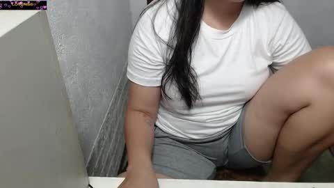 Snapshot of pinayhotcumbb chatting on 10.10.25 mhae-mhae online show from 10.10.25