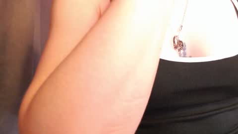 Snapshot of pineapple__mood chatting on 10.23.25 online show from 10.23.25